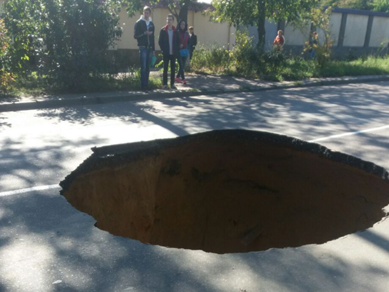 Провал глубиной три метра образовался посреди проезжей части