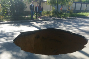 Провал глубиной три метра образовался посреди проезжей части