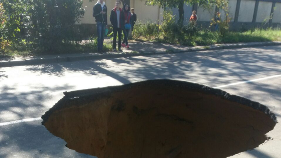 Провал глубиной три метра образовался посреди проезжей части