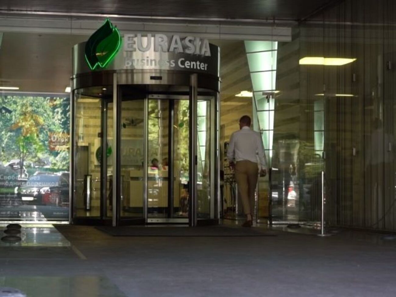 По информации журналистов, Грановский арендует кабинет на пятом этаже киевского бизнес-центра "Евразия", рядом находится кабинет бизнесмена Адамовского