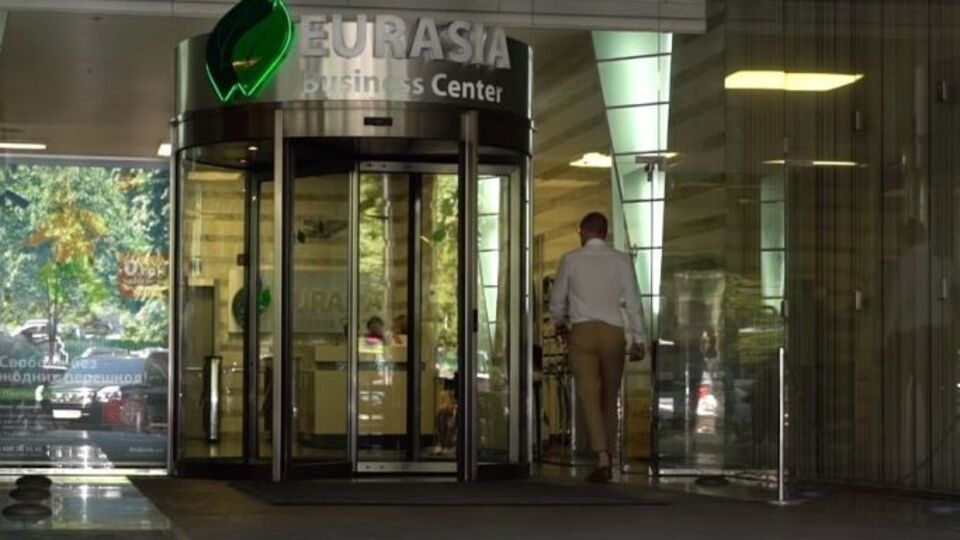 За інформацією журналістів, Грановський орендує кабінет на п'ятому поверсі київського бізнес-центру "Євразія", поруч розташований кабінет бізнесмена Адамовського