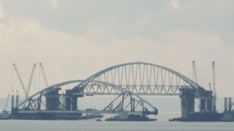 К опорам Керченского моста доставили автодорожную арку