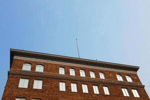 Посольство РФ опублікувало фото дипвідомства без прапора