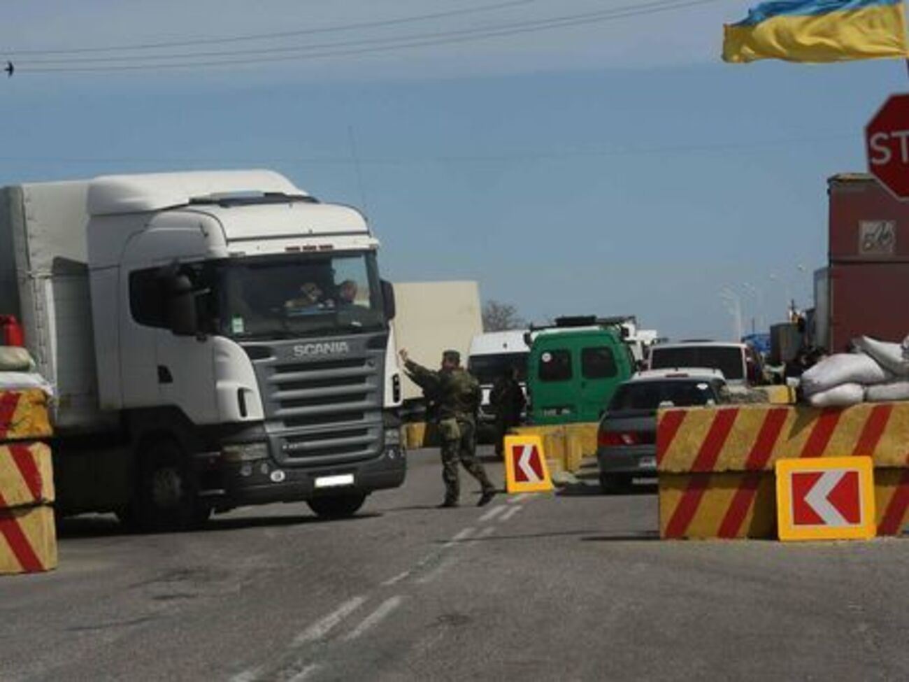 На кордоні з півостровом діє контрольно-пропускний режим