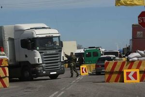 На кордоні з півостровом діє контрольно-пропускний режим