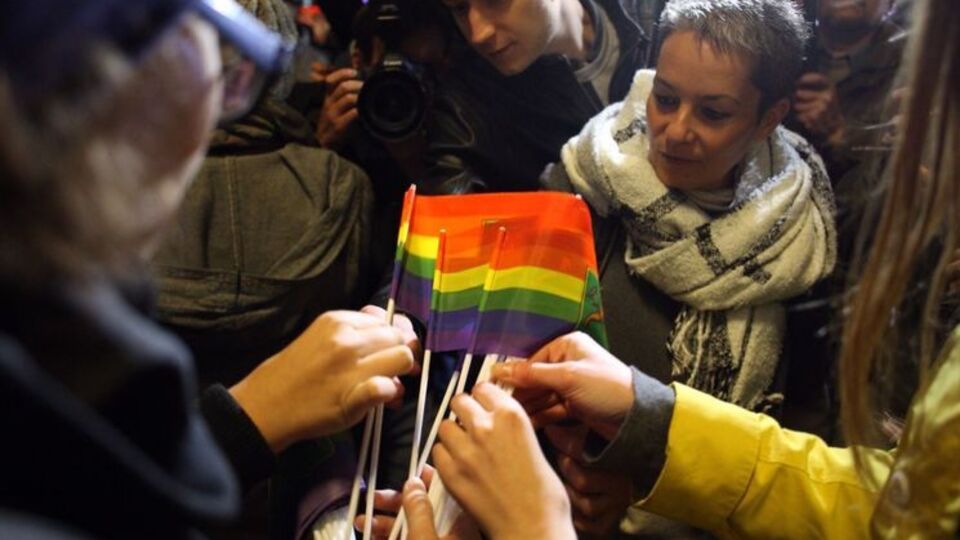 Участники акции принесли радужные флаги