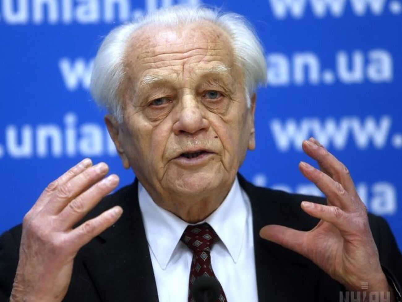Степан Хмара: Мене колотить, коли дивлюся на злодійство і зраду у владі! Колотить, коли бачу, як знищують державу, якій я віддав усе життя. Складне життя, безрадісне