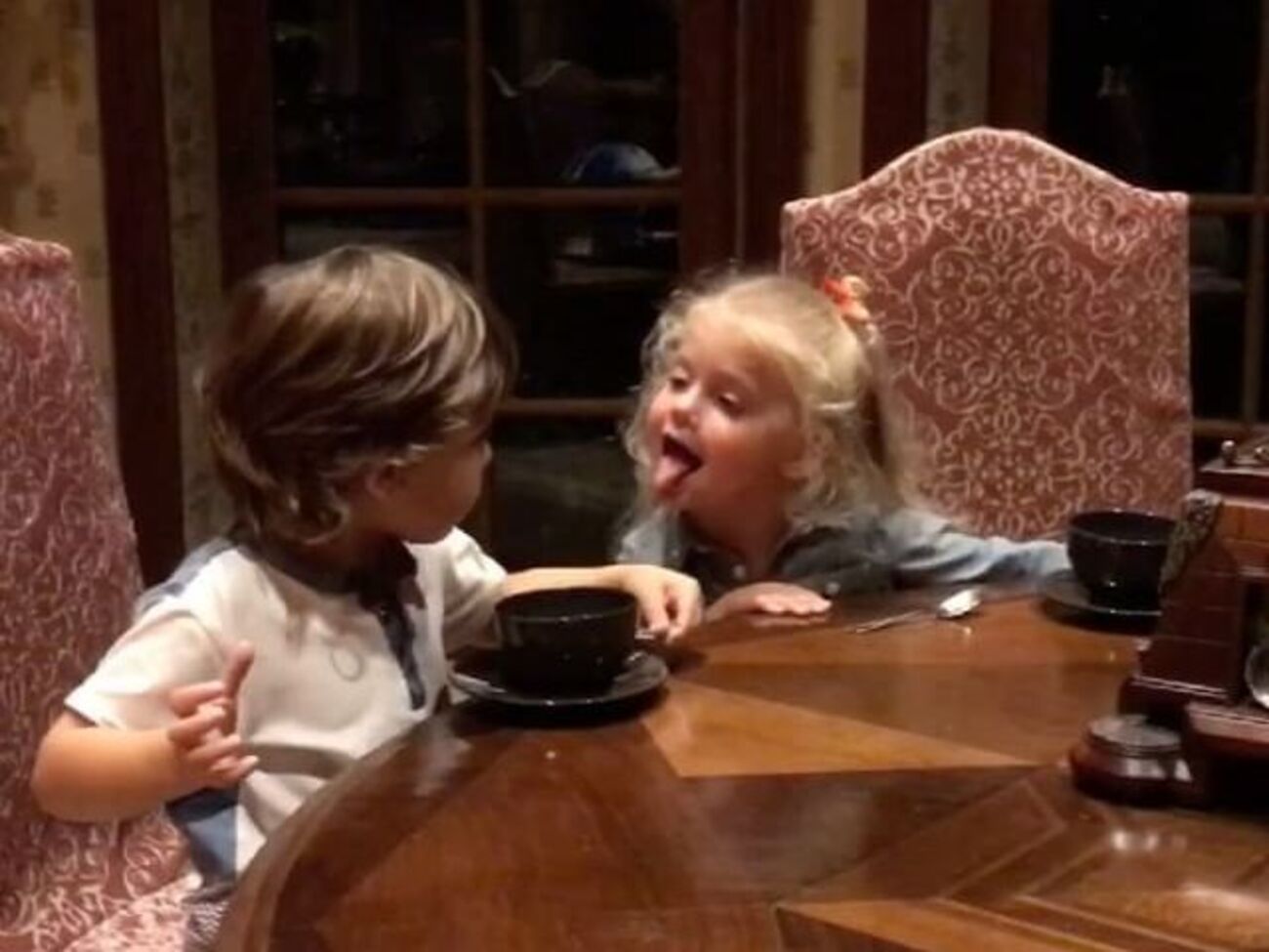 Лиза и Гарри побеседовали за чашкой чая