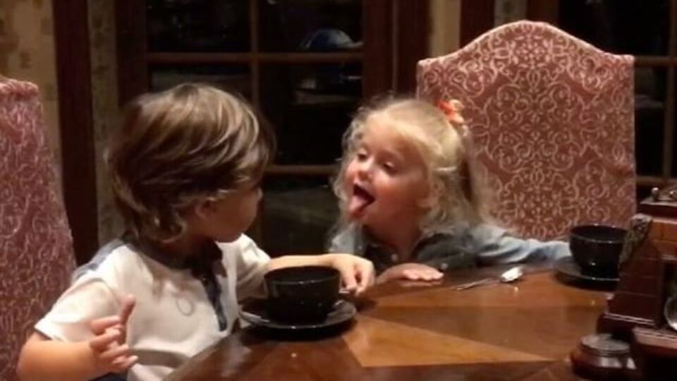 Ліза і Гаррі поговорили за чашкою чаю