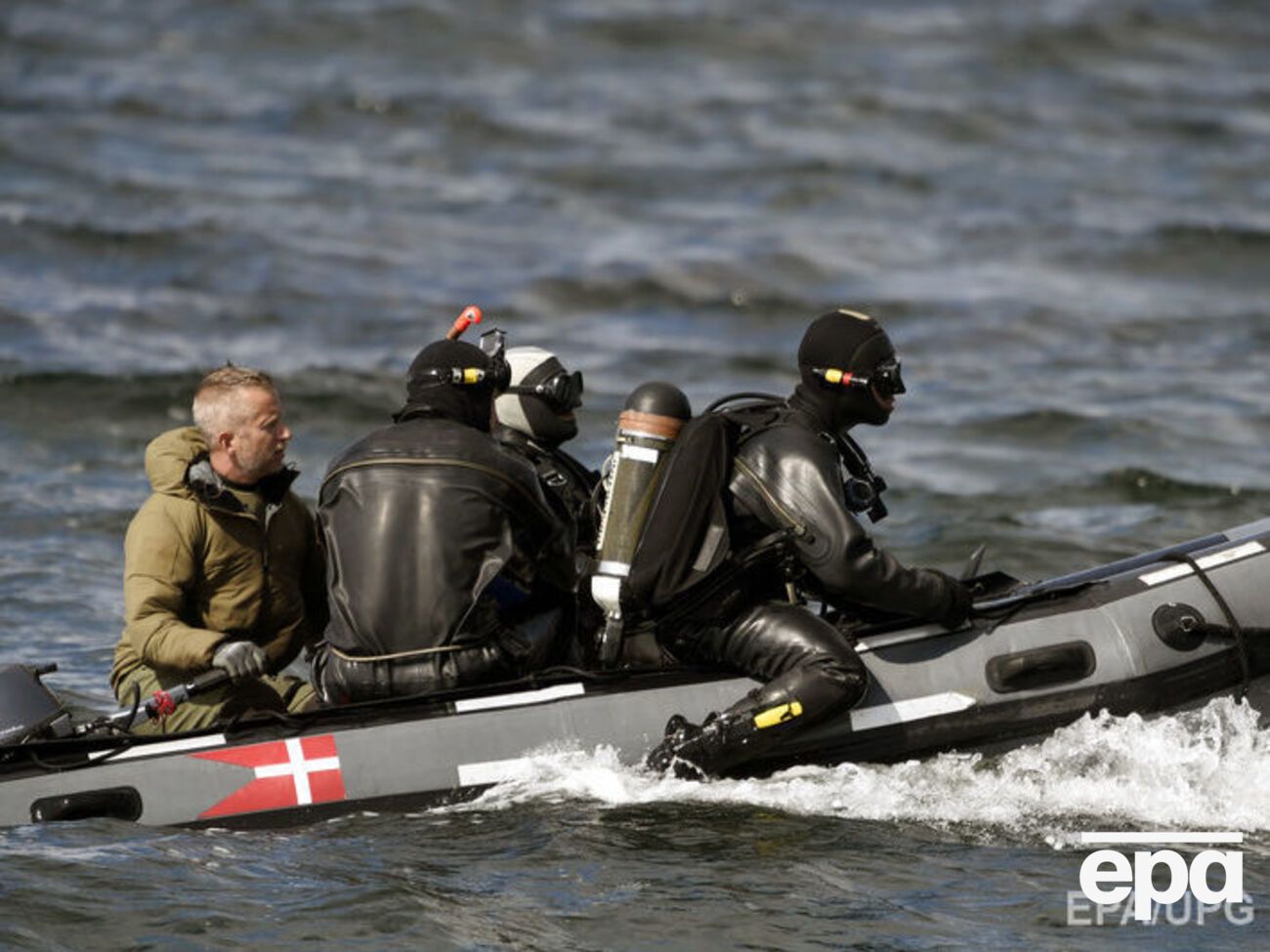 Водолазы нашли на дне моря пилу