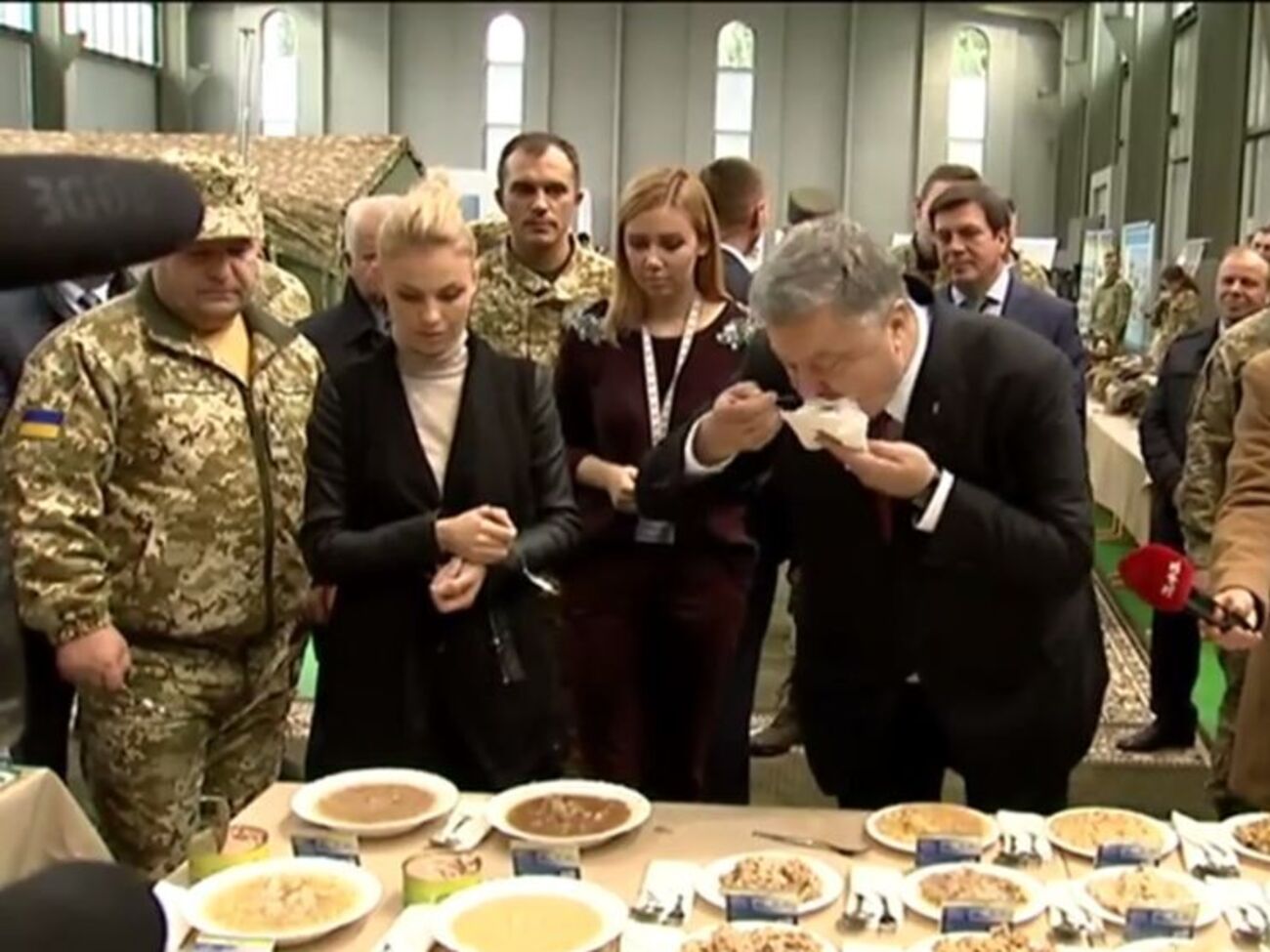 Порошенко: Зважаючи, що це із сухпаю, смак справжнього борщу