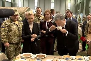 Порошенко: Зважаючи, що це із сухпаю, смак справжнього борщу