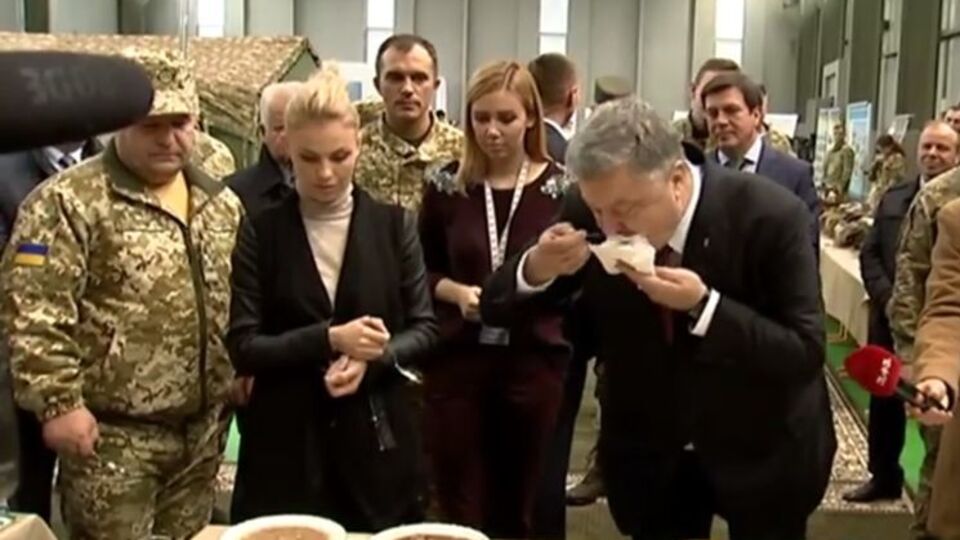 Порошенко: Зважаючи, що це із сухпаю, смак справжнього борщу