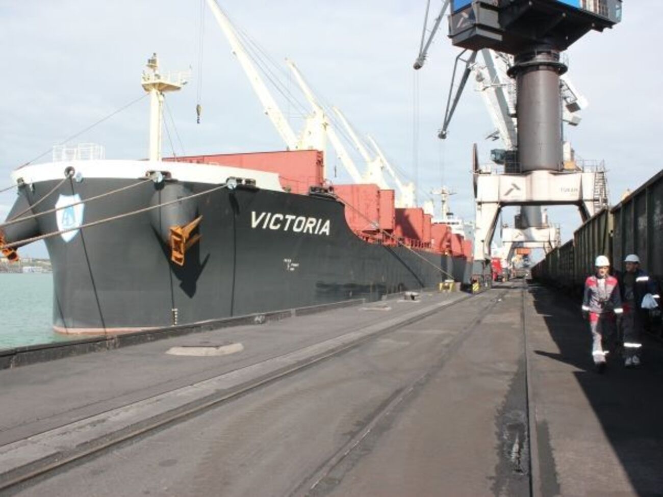 У порту Южний розвантажують другу партію вугілля із США