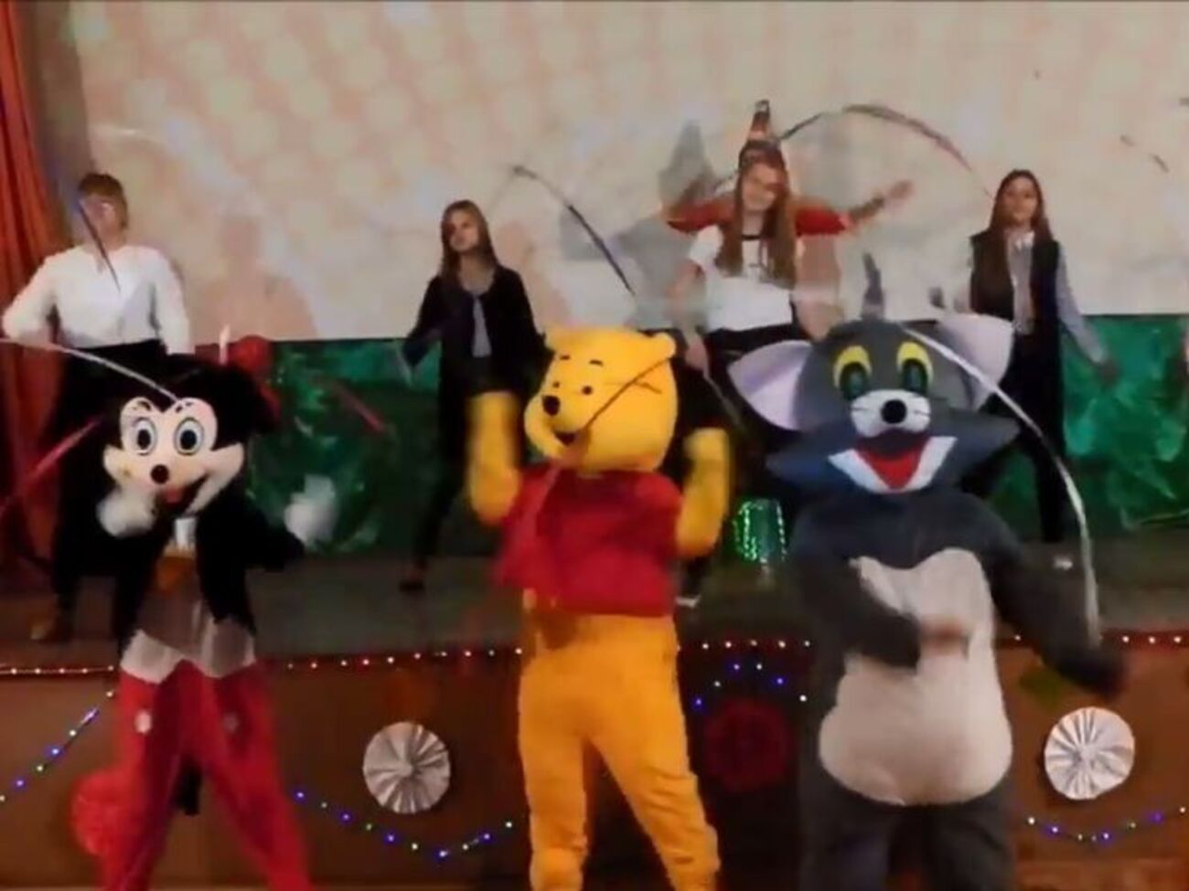 Люди в костюмах Микки-Мауса, кота Тома, мышонка Джерри и Винни Пуха поздравили Путина с днем рождения