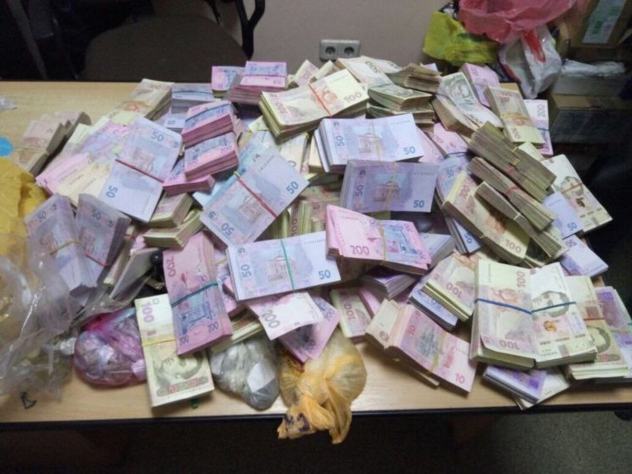 Силовики конфіскували великі суми готівки під час ліквідації конвертаційного центру