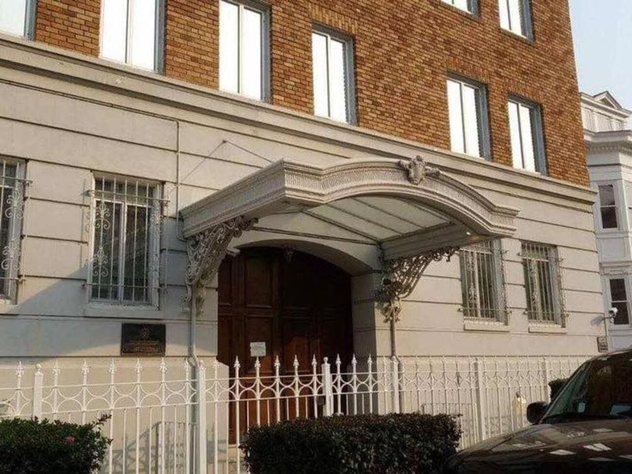 Із будівель консульства РФ у Сан-Франциско зняли російські прапори