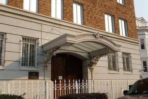 Із будівель консульства РФ у Сан-Франциско зняли російські прапори