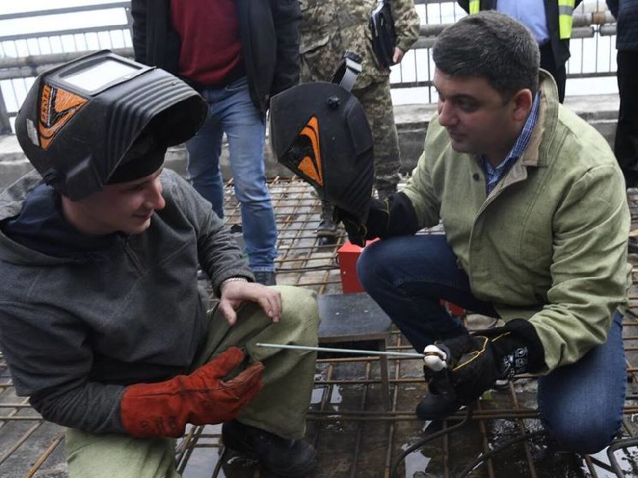 Гройсман проинспектировал ремонт моста в Черкассах