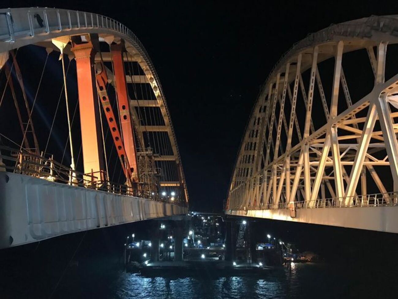 В августе и октябре строители установили железнодорожную и автодорожную арки Керченского моста