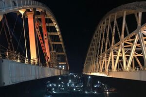 В августе и октябре строители установили железнодорожную и автодорожную арки Керченского моста