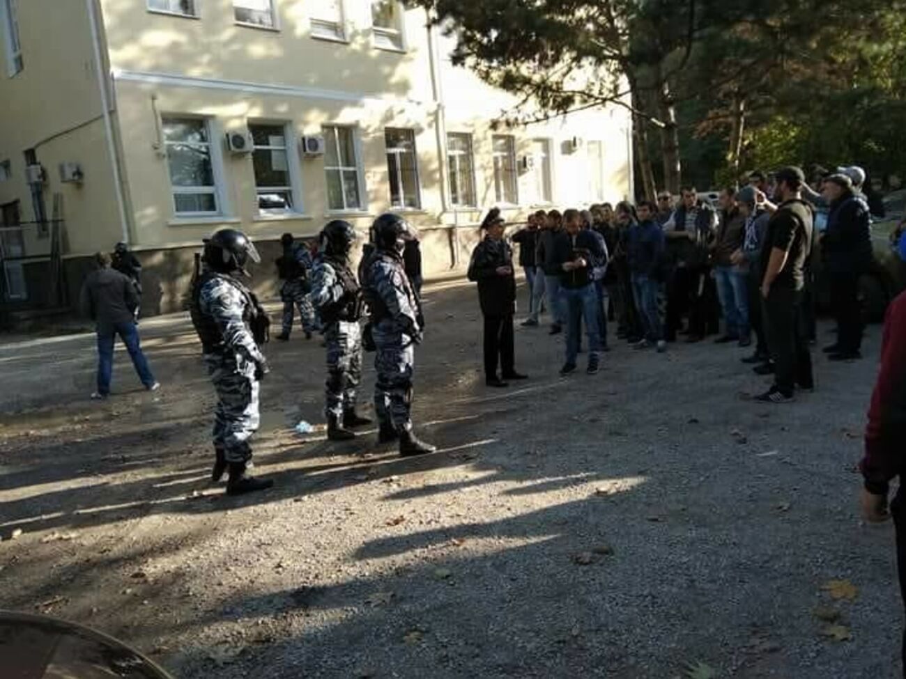 В здание суда пустили только близких родственников задержанных, активисты ожидали решения на улице