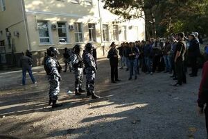 В здание суда пустили только близких родственников задержанных, активисты ожидали решения на улице