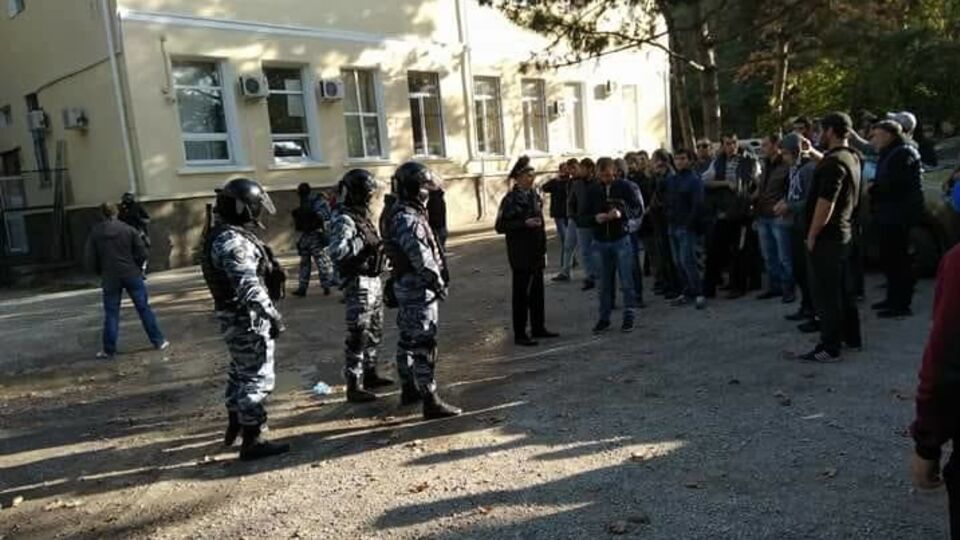 До будівлі суду пустили тільки близьких родичів затриманих, активісти очікували рішення надворі