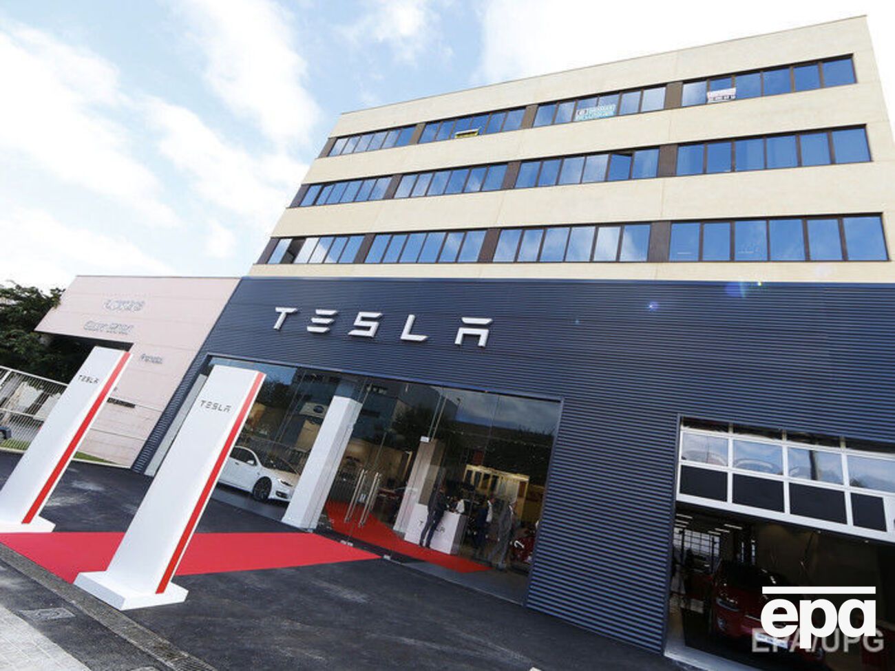 Tesla отзывает электрокары из-за проблем с задними сиденьями