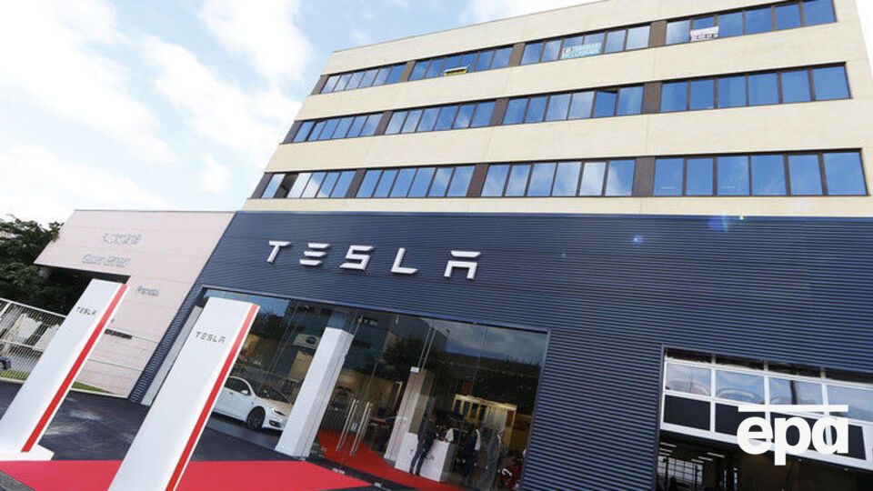 Tesla відкликає електрокари через проблеми із задніми сидіннями