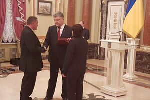 Награду получили родители бойца