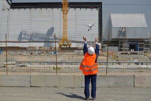 Работники цеха радиационной безопасности проводили замеры в трех вертикальных плоскостях