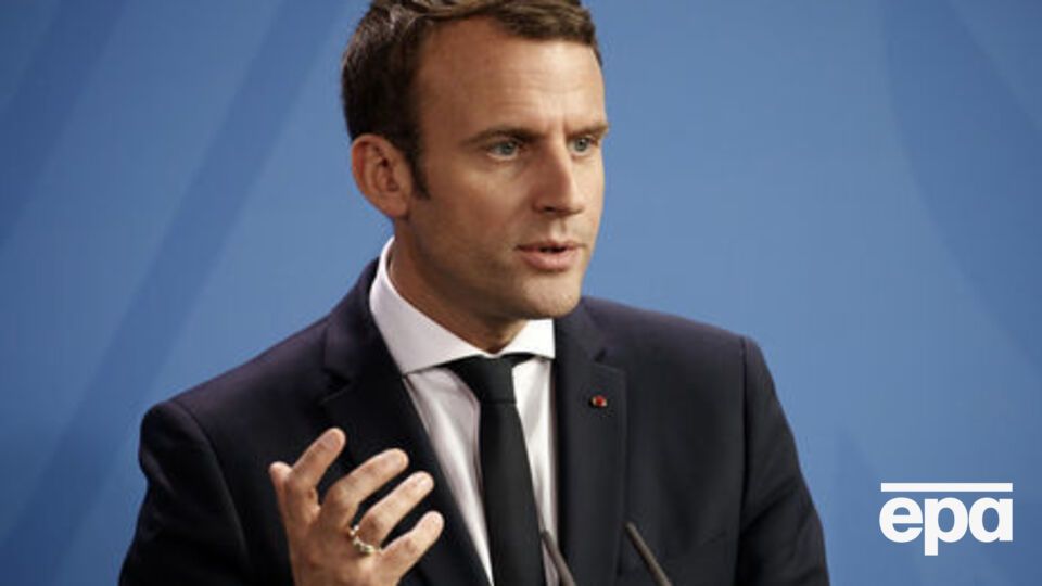 Макрон провів телефонну розмову з Рухані