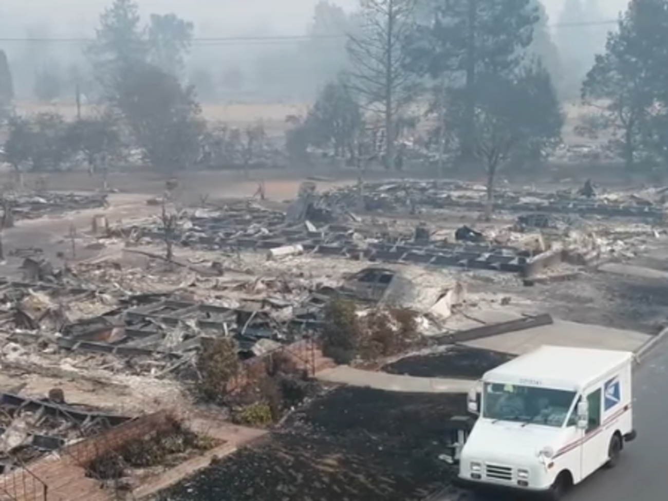Доставляння пошти у згорілому місті було запитом від евакуйованих сімей