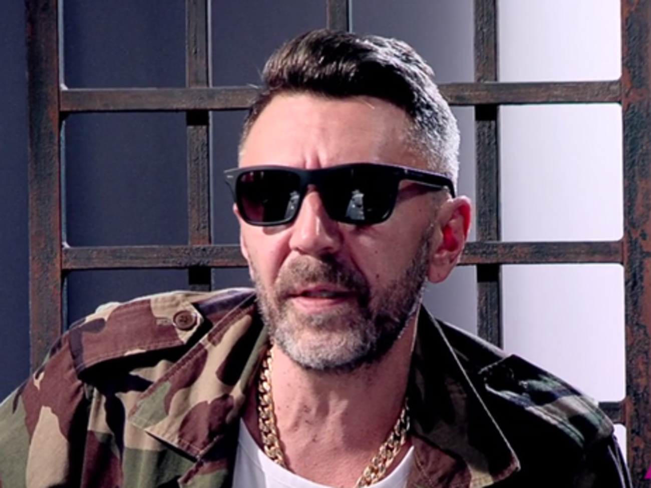 Шнуров: Забомбили джентльмены, заборолись с бабою