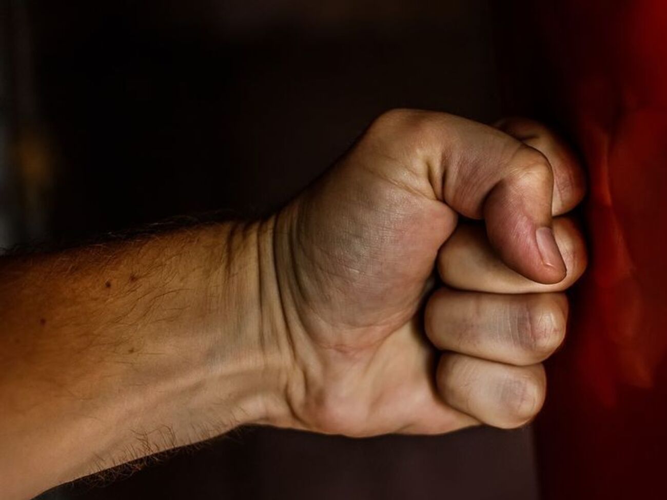 Мать и ребенок сбежали из больницы, пока мужчина избивал медиков