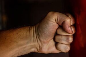 Мать и ребенок сбежали из больницы, пока мужчина избивал медиков