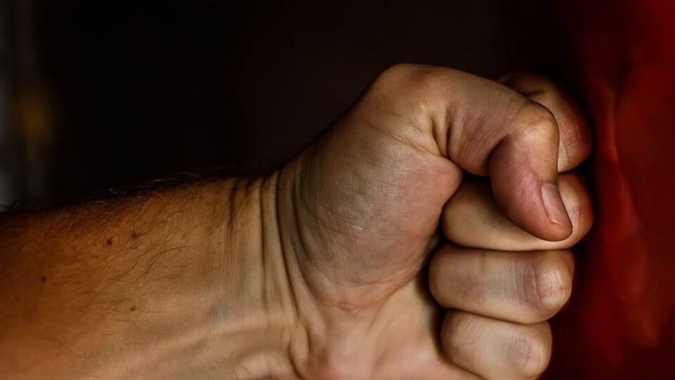 Мать и ребенок сбежали из больницы, пока мужчина избивал медиков