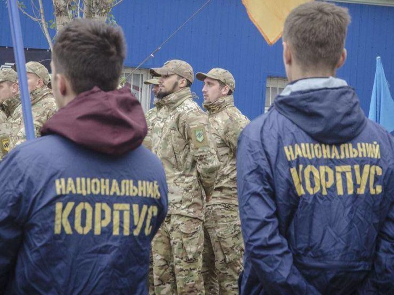 Активісти тримають національну символіку, прапори політичних сил "Національний корпус", "Правий сектор" і "Свобода"