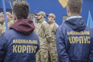 Активісти тримають національну символіку, прапори політичних сил "Національний корпус", "Правий сектор" і "Свобода"