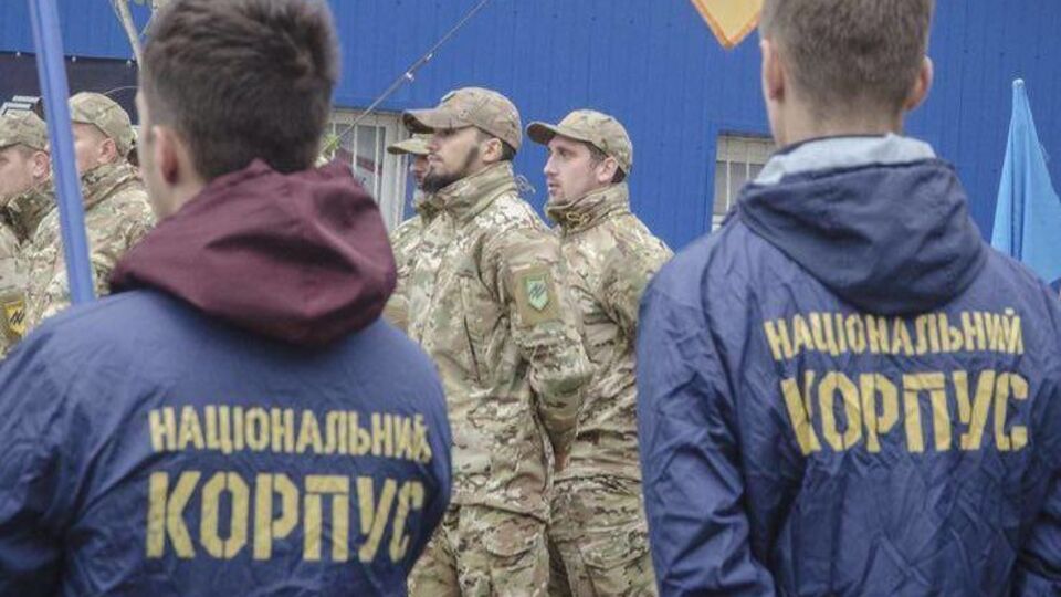 Активисты держат национальную символику, флаги политических сил "Национальный корпус", "Правый сектор" и "Свобода"