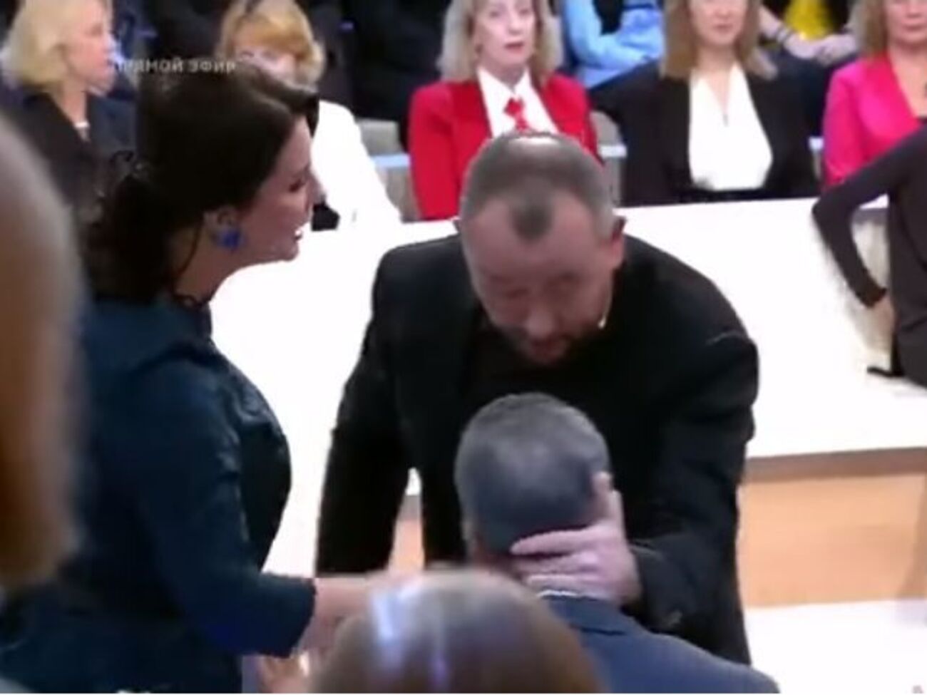 Российский телеведущий Артем Шейнин&nbsp; набросился на журналиста Майкла Бома