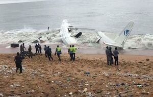 На борту самолета находилось 10 человек