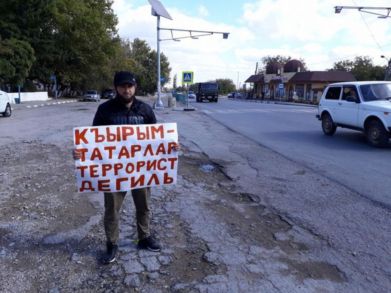 У Криму пройшли одиночні пікети