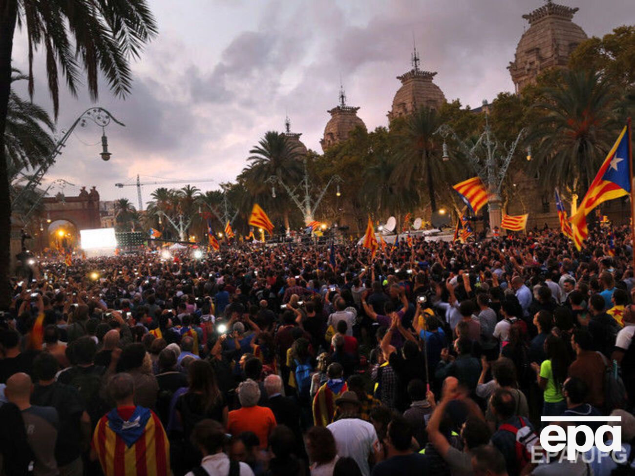 10 октября депутаты каталонского парламента&nbsp;приняли документ о независимости Каталонии