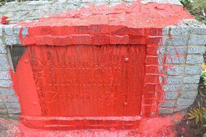 Неизвестные облили красной краской памятник воинам УПА в Харькове