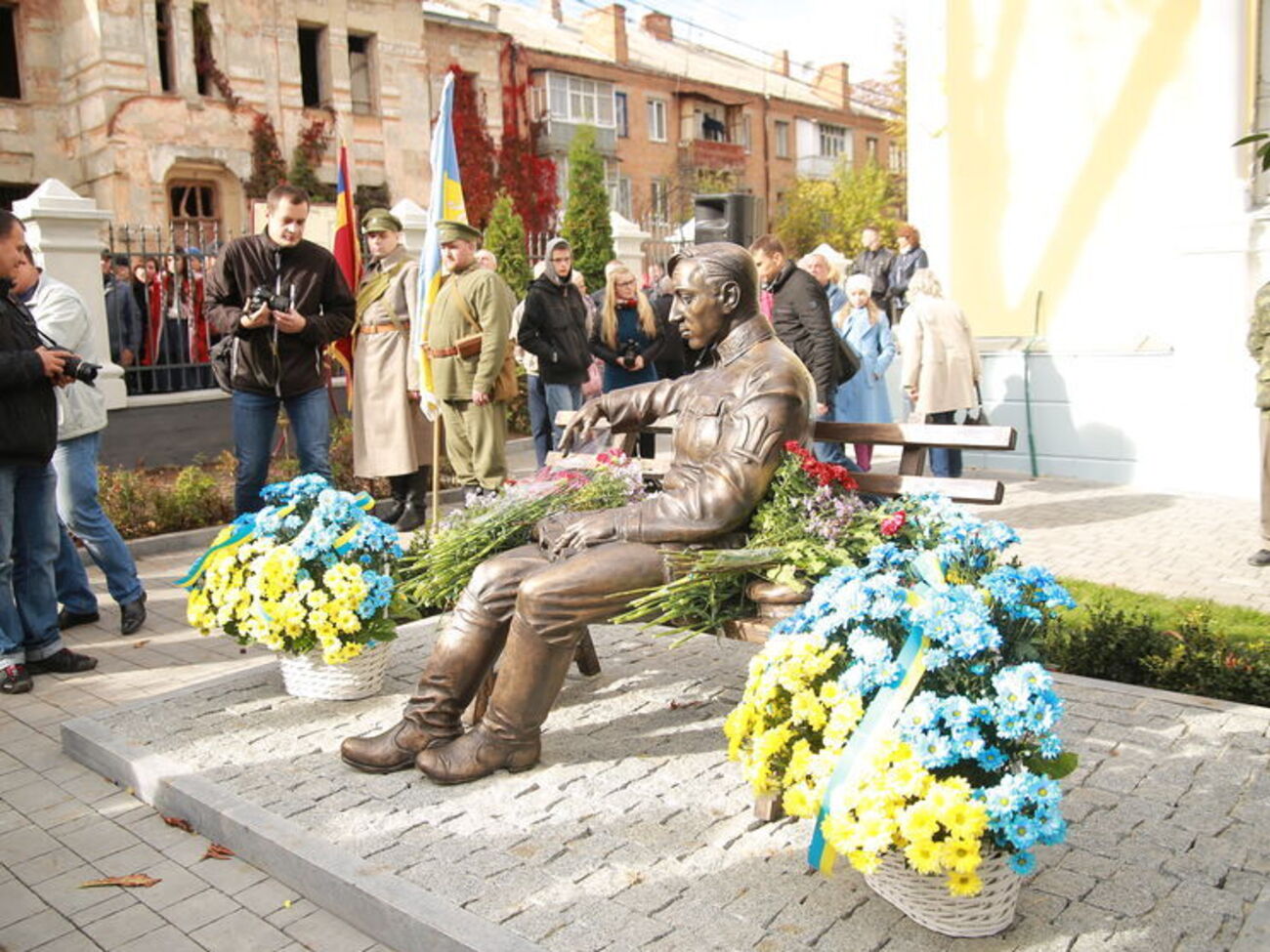 В Виннице открыли памятник Петлюре