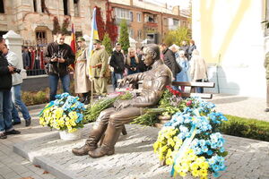 В Виннице открыли памятник Петлюре