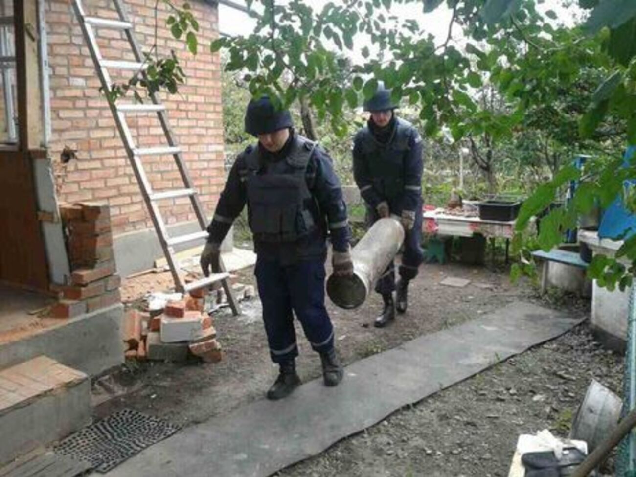 Пиротехники очищают от взрывоопасных предметов территорию в радиусе 2 км от места взрывов в Калиновке