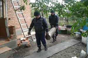 Пиротехники очищают от взрывоопасных предметов территорию в радиусе 2 км от места взрывов в Калиновке